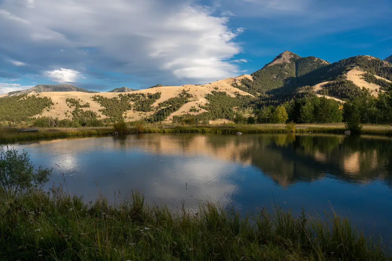 A beautiful view of a lake with mountains in the background